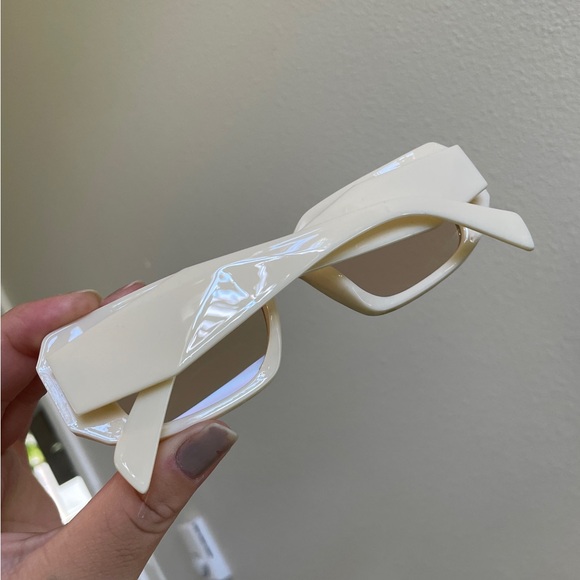 FREE WITH ANY PURCHASE - Trendy Rectangle Sunglasses - Picture 6 of 7